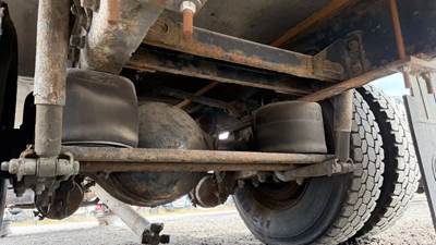Eaton 21060S Rear Axle Housing for a 2001 Kenworth T300