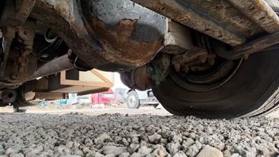 Eaton 21060S Rear Axle Housing for a 2004 Kenworth T300