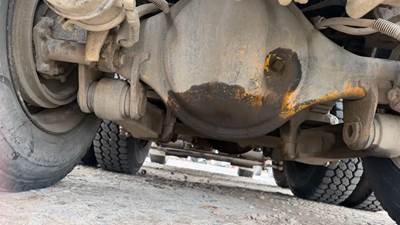 Eaton DS381/DS402 Rear Axle Housing for a 1981 Kenworth W900
