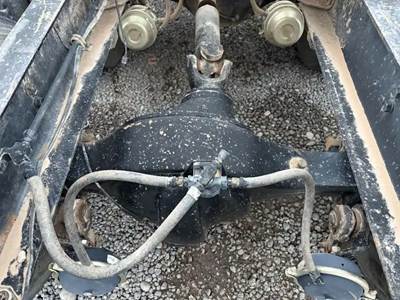 Eaton RS402 Rear Axle Housing for a 1987 International F-9370