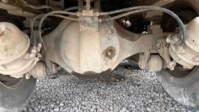 Eaton RS402 Rear Axle Housing for a 1986 Kenworth W900