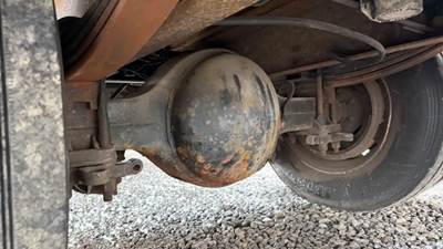 Eaton RS404 Rear Axle Housing for a 2003 Kenworth T300