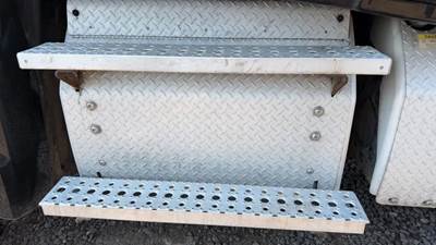 Freightliner Cascadia 126 Battery Box