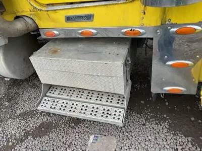 Freightliner FLD120 Battery Box for a 2007 Freightliner FLD120 Glider