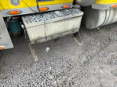 Freightliner FLD120 Battery Box for a 2007 Freightliner FLD120 Glider