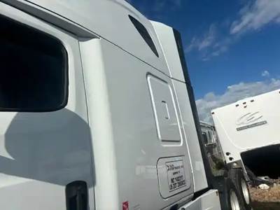 Freightliner Cascadia 126 Left Cab Fairing