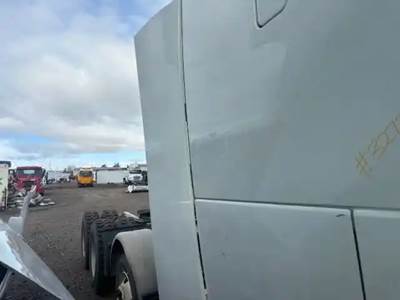 Volvo VNL Right Cab Fairing