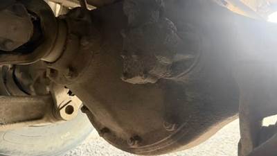 Eaton DT402P Rear Differential for a 1990 Kenworth T800