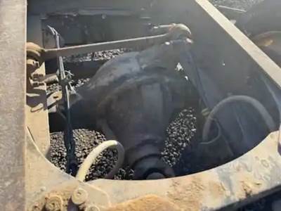 Eaton RS404 Rear Differential for a 2001 Volvo VNL