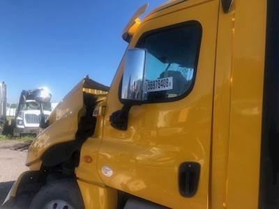 Freightliner Cascadia 125 Left Door