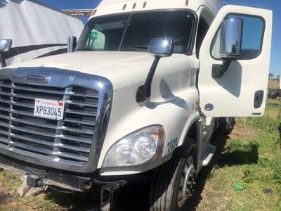 Freightliner Cascadia 125 Left Door