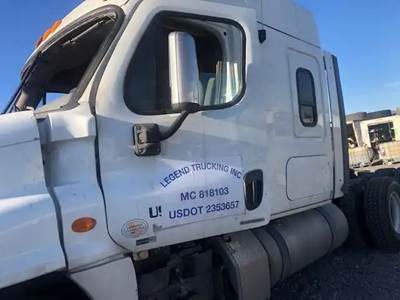 Freightliner Cascadia 125 Left Door
