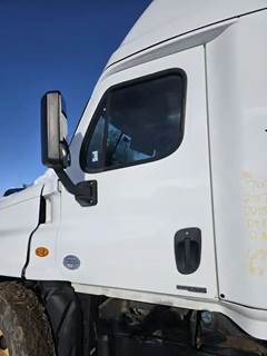 Freightliner Cascadia 125 Left Door