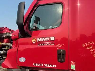 Freightliner Cascadia 126 Left Door