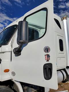 Freightliner Cascadia 132 Left Door