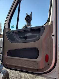 Freightliner Cascadia 132 Right Door