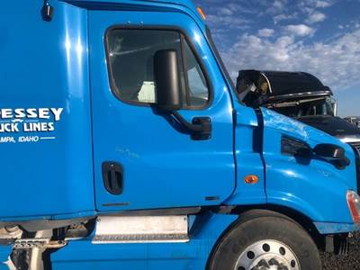Freightliner Cascadia 132 Right Door