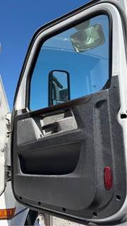 Freightliner Cascadia Right Door