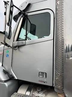 Freightliner Columbia 120 Left Door