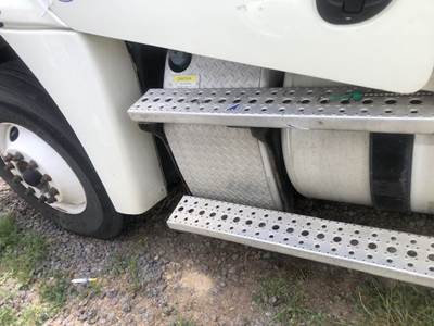 Freightliner Cascadia Left Fender Extension