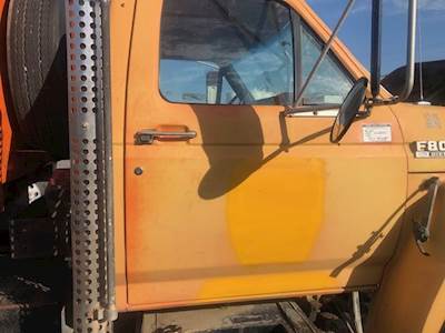 Ford F-800 Right Fender for a 1992 Ford F800