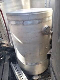Ford L9000 Right Fuel Tank for a 1997 Ford L9000 Aeromax