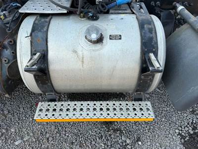 Freightliner Cascadia 116 Left Fuel Tank for a 2020 Freightliner Cascadia 116 Day Cab