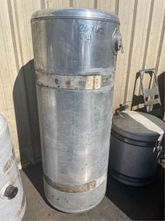 Peterbilt 379 Right Fuel Tank for a Peterbilt 379 UNIBILT