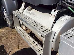 Freightliner FLD120 Left Fuel Tank for a 2000 Freightliner FLD120SD