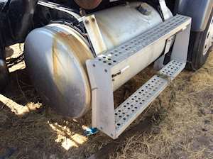 Freightliner FLD120 Right Fuel Tank for a 2000 Freightliner FLD120SD