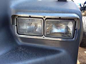 Freightliner FLD120 Headlight Assembly for a 2000 Freightliner FLD120SD