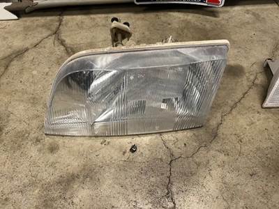 Volvo VNM42T Headlight Assembly