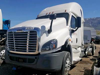 Freightliner Cascadia 125 Hood Part
