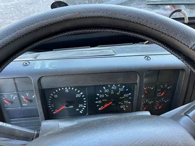 Volvo VNL Instrument Panel Cluster