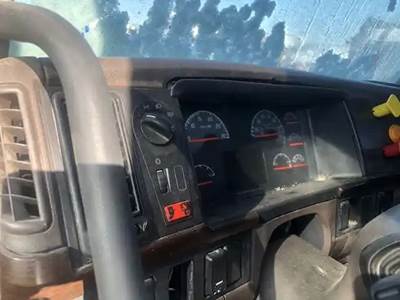 Volvo VNL Instrument Panel Cluster