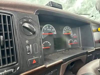Volvo VNL Instrument Panel Cluster