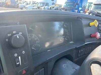 Volvo VNL Instrument Panel Cluster