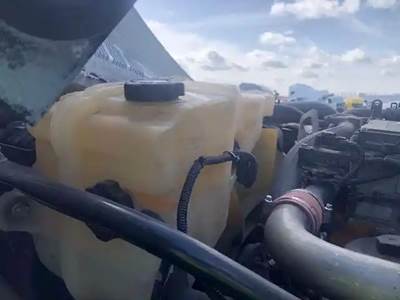 Freightliner Cascadia 125 Radiator Overflow Bottle / Surge Tank
