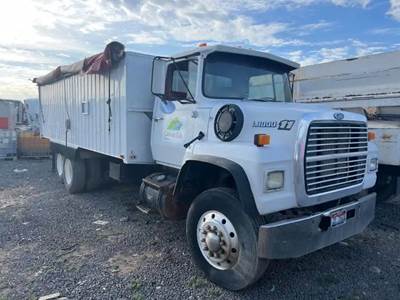Ford L8000 Salvage Truck