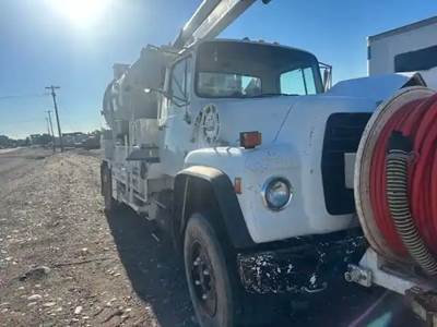 Ford L8000 Salvage Truck