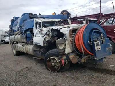 Ford LN8000 Salvage Truck