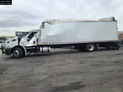 Freightliner Cascadia 113 Salvage Truck