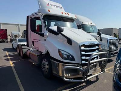 Freightliner Cascadia 116 Salvage Truck