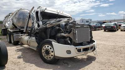 Freightliner Cascadia 125 Salvage Truck