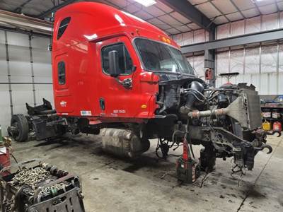 Freightliner Cascadia 125 Salvage Truck