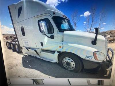 Freightliner Cascadia 125 Salvage Truck