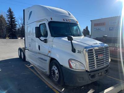 Freightliner Cascadia 125 Salvage Truck