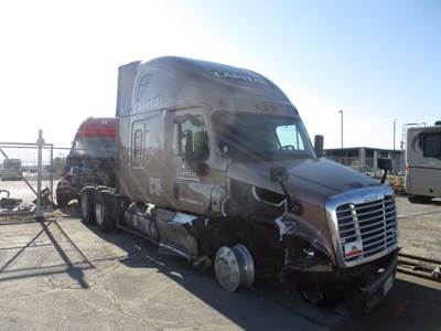 Freightliner Cascadia 125 Salvage Truck