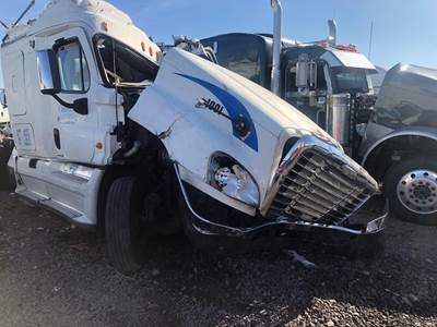 Freightliner Cascadia 125 Salvage Truck