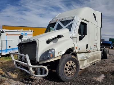 Freightliner Cascadia 125 Salvage Truck